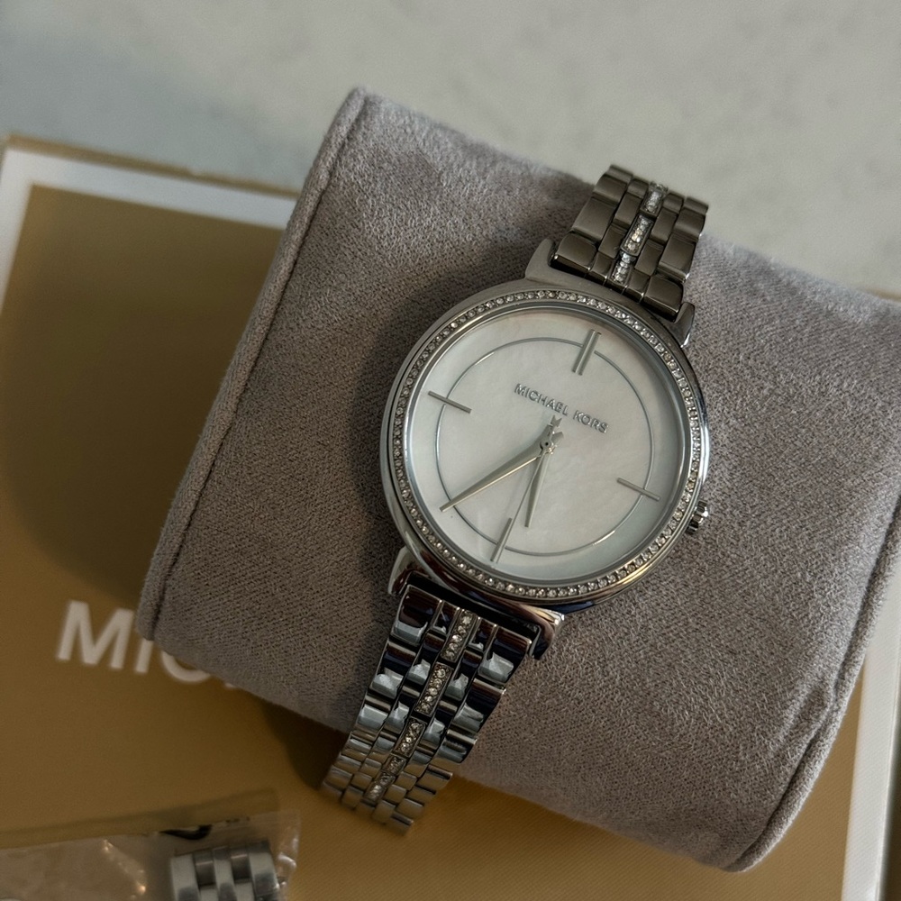 Michael Kors Women's Watch Cinthia Mother of Pearl Silver